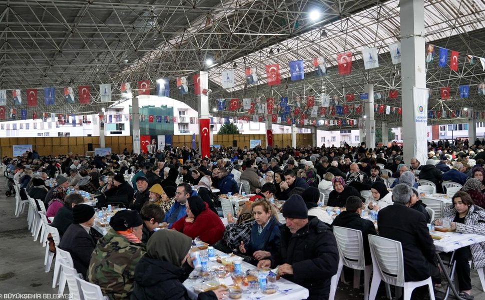 İzmir Büyükşehir Belediyesi ilk iftar sofrasını Gaziemir’de kurdu