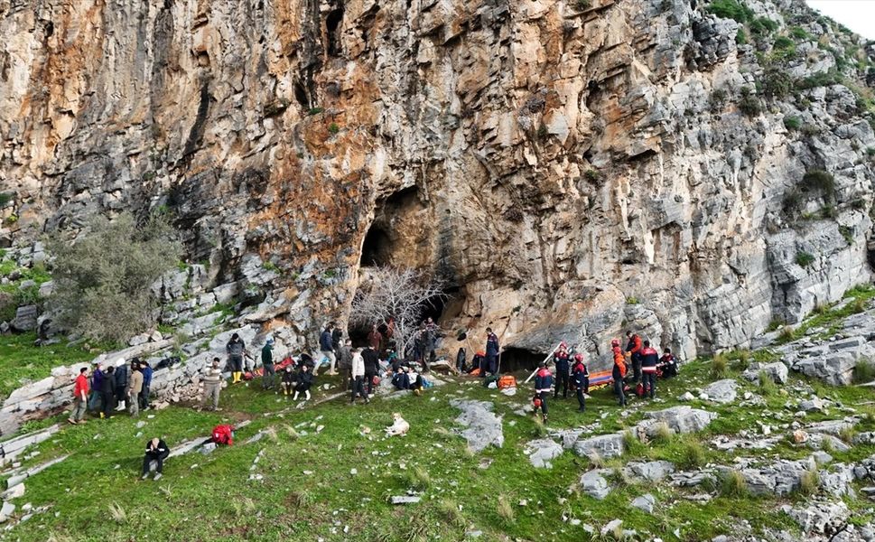 İzmir'de mağaraya düşen kişi 8 saatte kurtarıldı