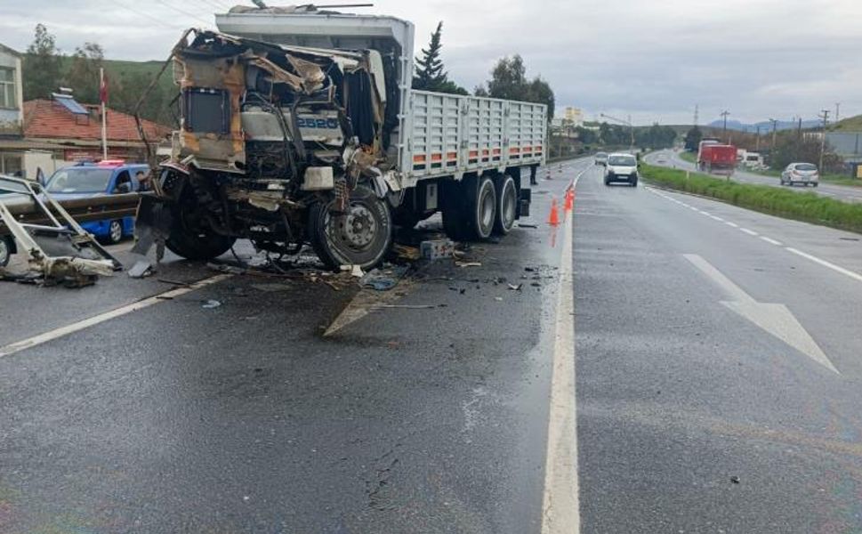 Aliağa'da feci kaza: Belediye kamyonuna çarptı, araçta sıkışarak can verdi!