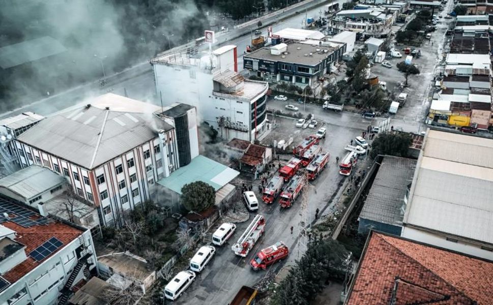 Bornova’da ayakkabı fabrikasında yangın! Alevler çevredeki tesislere sıçramadan söndürüldü