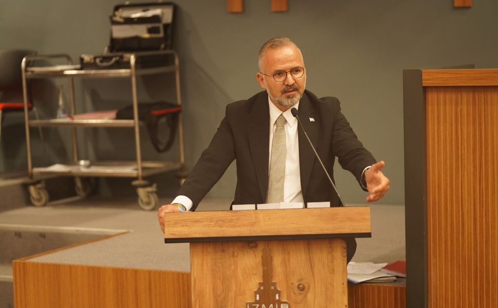 AK Partili Yıldız'dan Tugay'a sert sözler: "Dinlemeyen, anlamayan bir belediye başkanı"