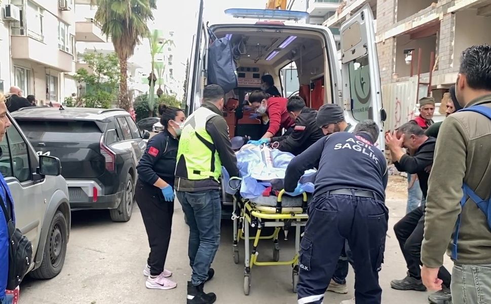 Çatı katından düşen işçi 4 gün sonra yaşamını yitirdi