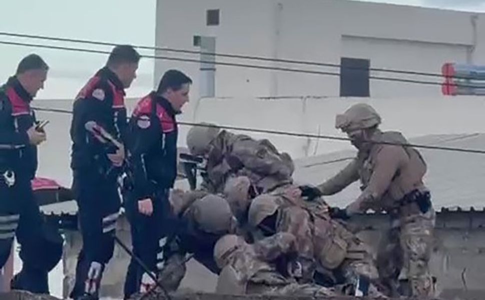 Dedikodular yüzünden eski iş arkadaşlarını vurdu: Şüpheli çatıda yakalandı!