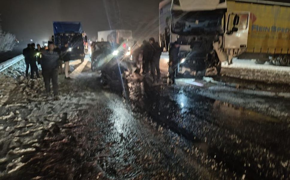 Feci kaza: Tır ile otomobil çarpıştı, aynı aileden 4 kişi hayatını kaybetti