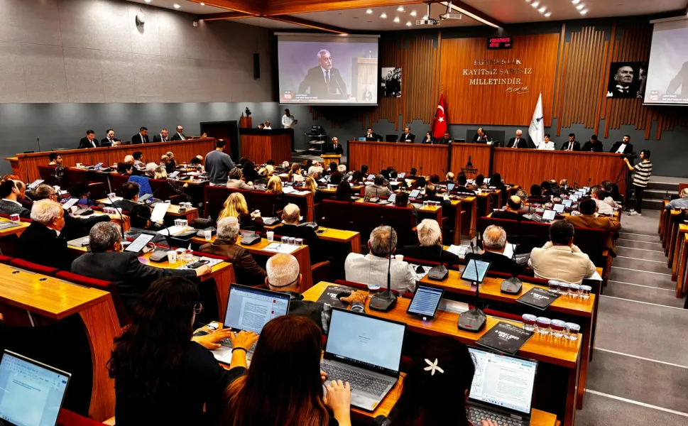 İzmir Büyükşehir Belediyesi Meclisinde 'hırsız' tartışması