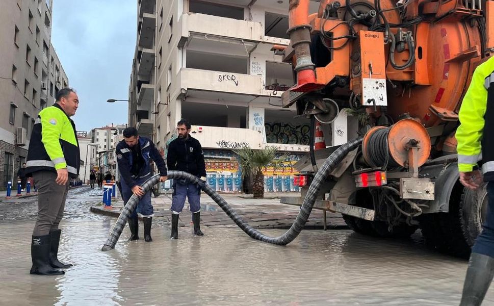 İzmir kıyıları alarmda! Dalga ve rüzgar 50 yılda bir görülen seviyede