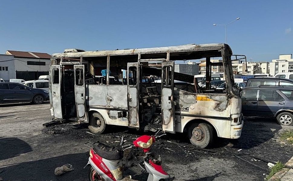 İzmir’de hurda otobüste yangın: 16 yaşındaki çocuk yanarak can verdi