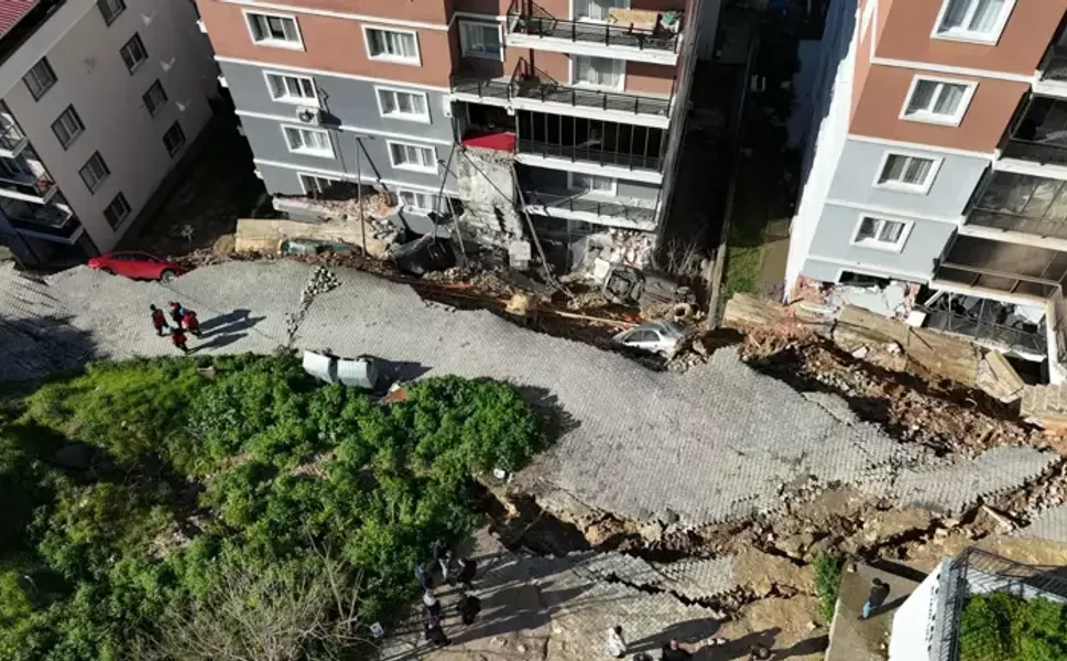 İzmir’de istinat duvarı çöktü: Bina ve araçlar hasar gördü