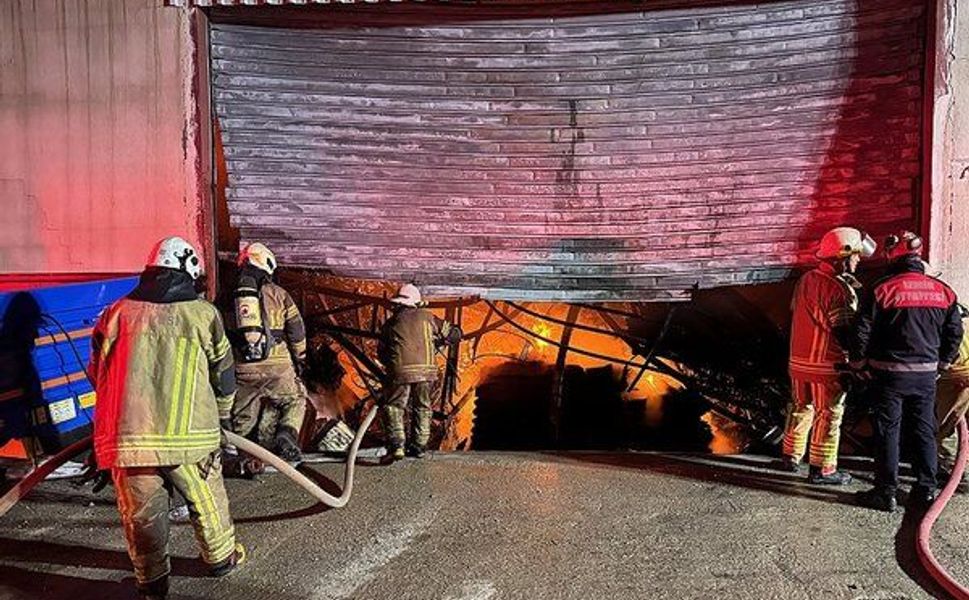 İzmir’de mobilya atölyesinde  yangın çıktı! Ekiplerin müdahalesi sürüyor