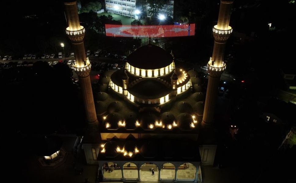 İzmir’de Ramazan’ın ilk teravih coşkusu: Camiler dolup taştı!