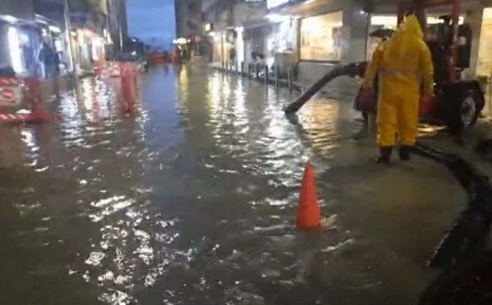 İzmir’de sağanak hayatı felç etti: Sokaklar göle döndü