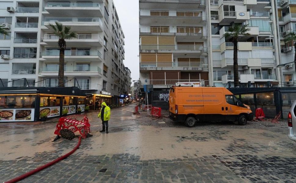 İzmir’de sağanak uyarısı: Kent genelinde tedbirler üst seviyede
