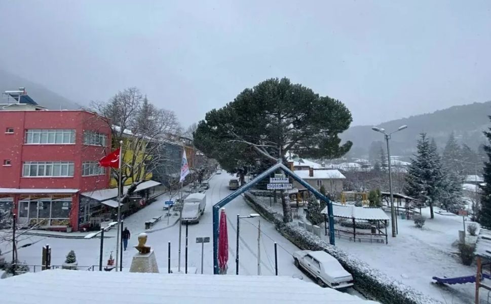 İzmir’de sıcaklık düştü, yüksek rakımlara kar yağdı