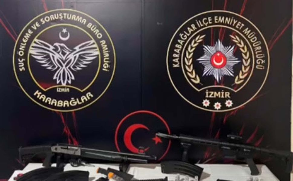 İzmir’de şoke eden baskın: Ev ve araçta uzi ve yasaklı madde ele geçirildi
