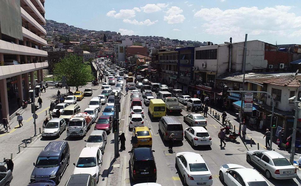 İzmir'de trafiğe kayıtlı araç sayısı arttı
