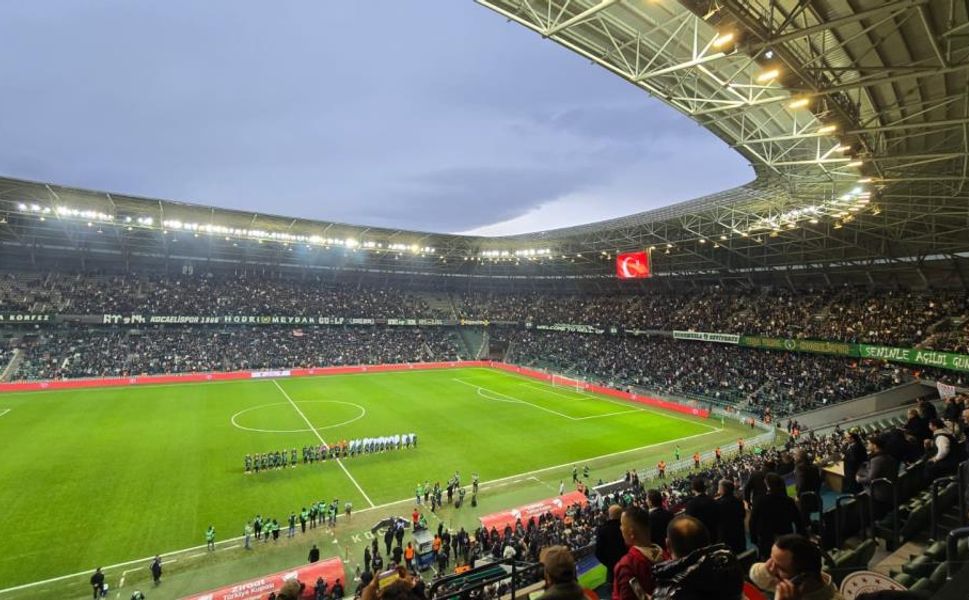 Kocaelispor – Beşiktaş maçında tribünden düşen taraftar hayatını kaybetti!