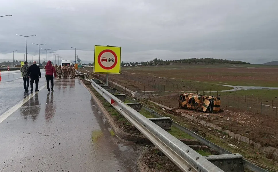 Kontrolden çıkan askeri araç şarampole devrildi: 10 asker yaralı