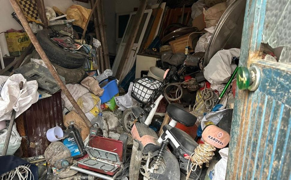 Kötü kokular gerçeği ortaya çıkardı: Evden kamyonlar dolusu çöp taşındı