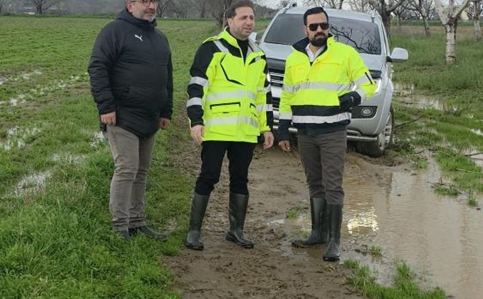 Tire’de sel felaketi: Çamura saplanan gazeteciyi ilçe başkanı kurtardı