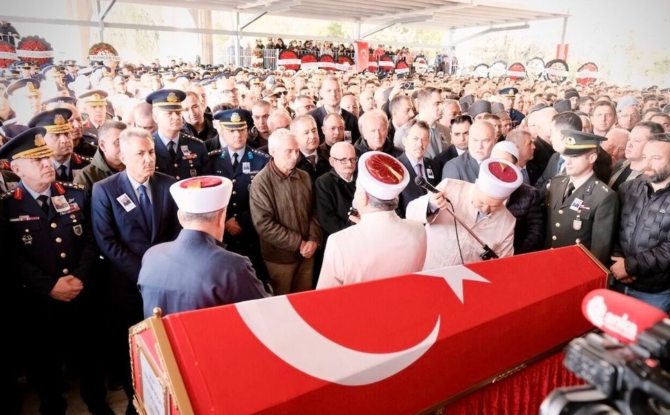 Düşen uçağın pilotu Bolat, İzmir'de toprağa verildi