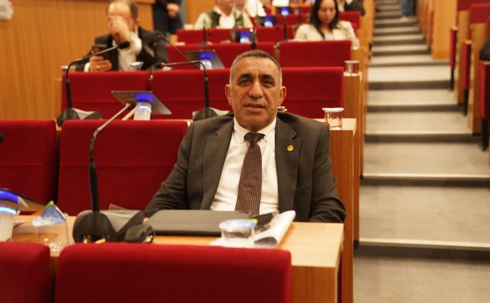 AK Partili Güzel, Büyükşehir'e sordu: Bergama'da sebze meyve hali ne zaman bitecek?