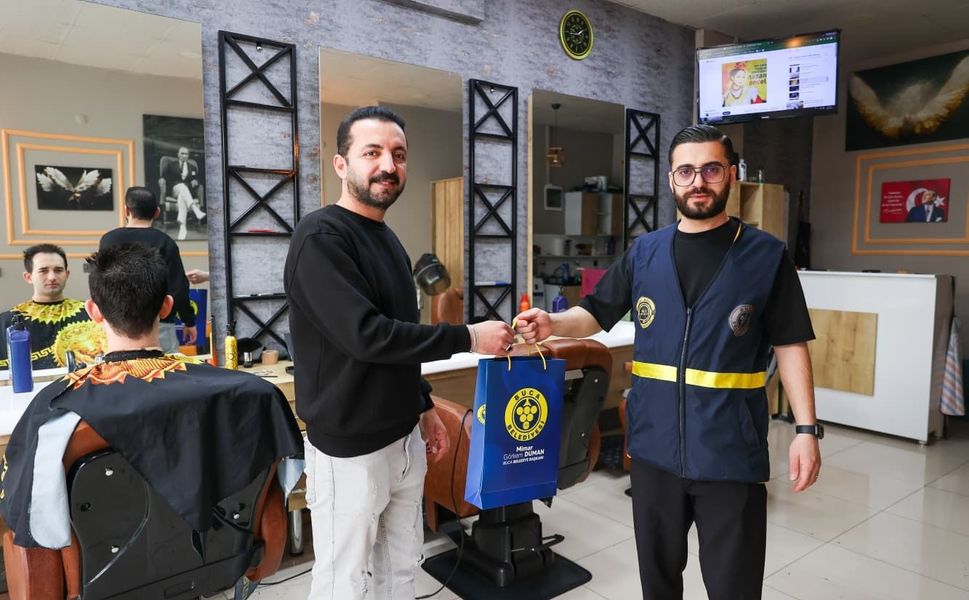 Buca Belediyesi, bayramda berberlere modern tasarımlı yeni önlükler dağıttı