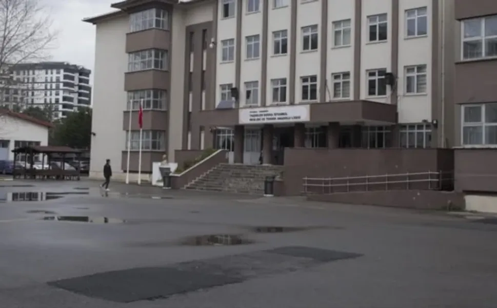 Bıçaklı saldırıda yaralanan öğretmen hayatını kaybetti