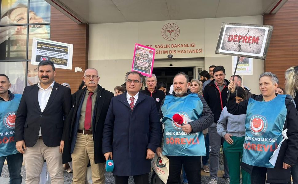 Birlik Sağlık Sen'den hastane önünde "deprem" çağrısı: Ölmek istemiyoruz