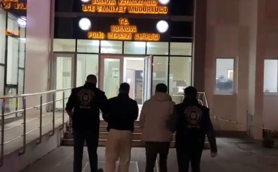 Bornova’da şok olay! Polis süsü verip eve baskın yaptılar