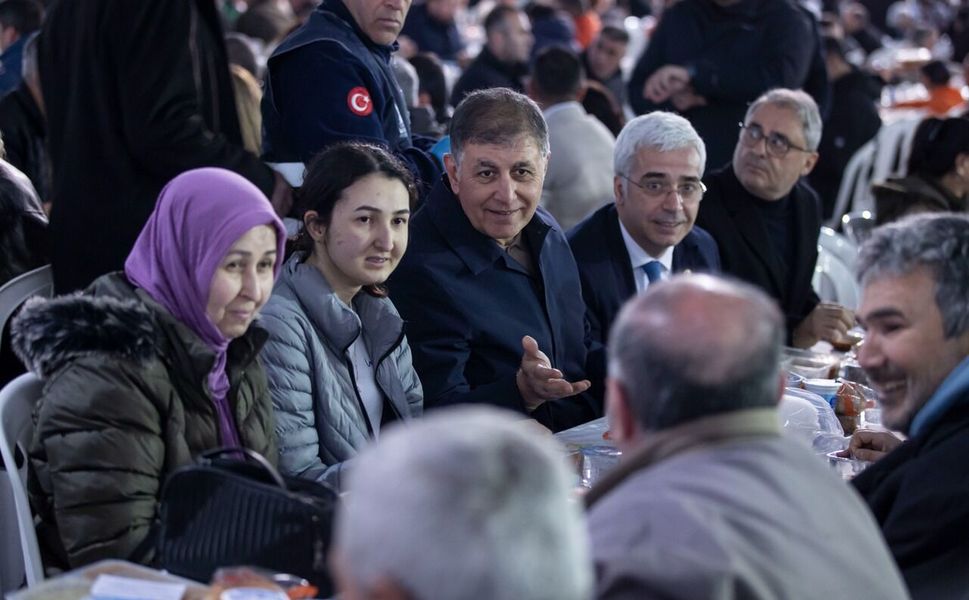 Büyükşehir'in iftar programı Menemen’de devam etti