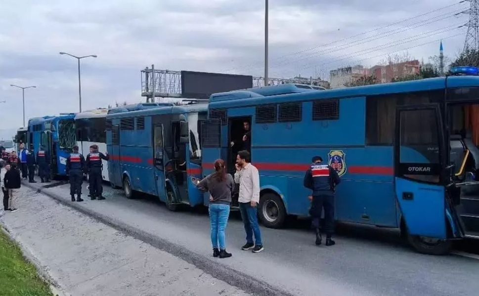 Cezaevi araçları TEM'de kaza yaptı: Çok sayıda yaralı var