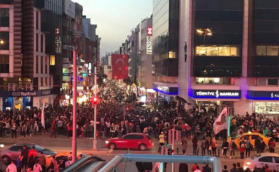 Karşıyaka'ya yaya köprüsü yapılmasına AK Partili Başkan Köse'den tepki