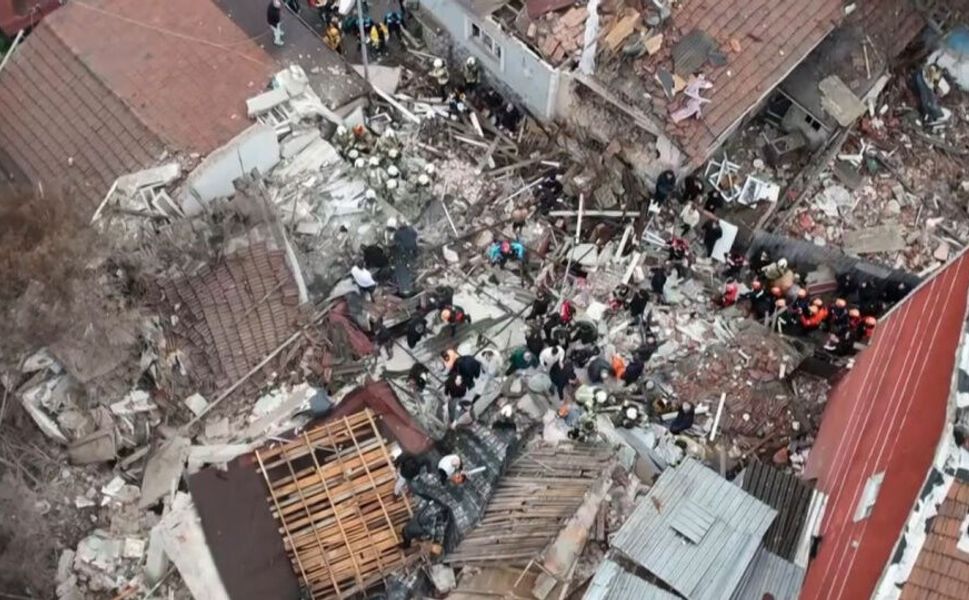 Fatih’te çöken binalarda 1 kişi hayatını kaybetti, 11 kişi kurtarıldı!