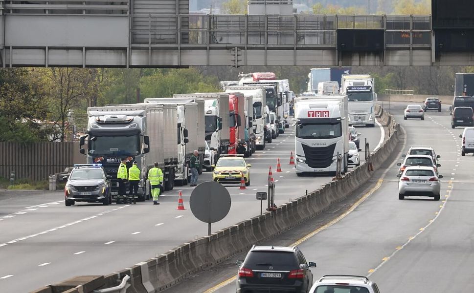 Fransa’da kamyon şoförleri fahiş akaryakıt fiyatlarını protesto etti