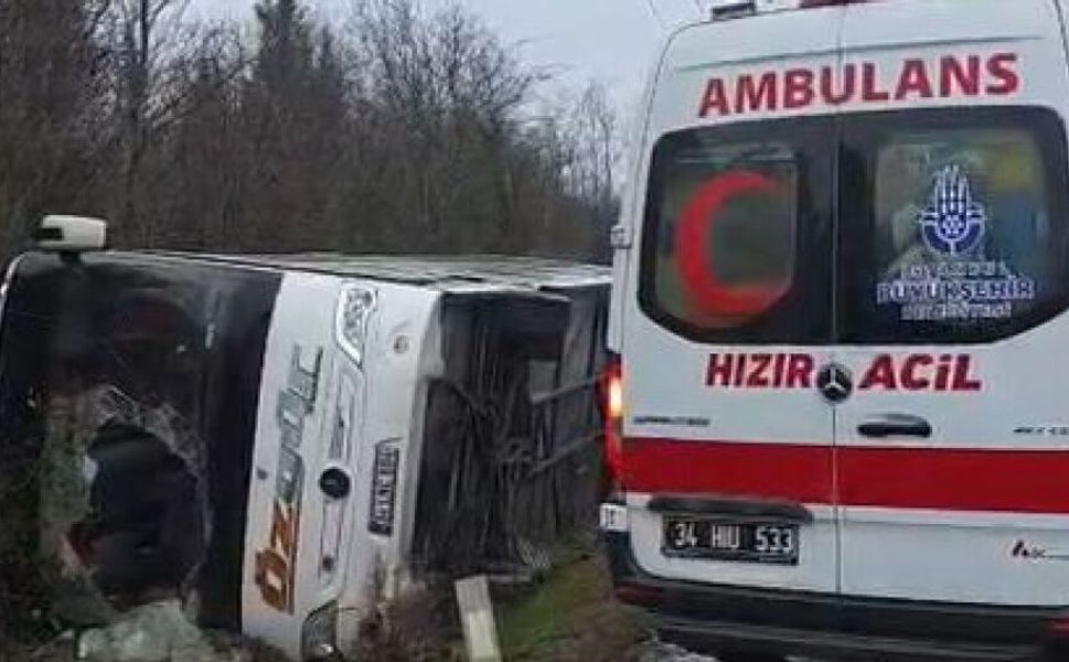Göç İdaresi’ne ait otobüs devrildi: Yaralı polisler var!