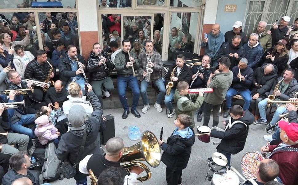 İzmir’de ‘Arife Çalgısı’ geleneği coşkusu: Sokaklar bayram öncesi müzikle şenlendi