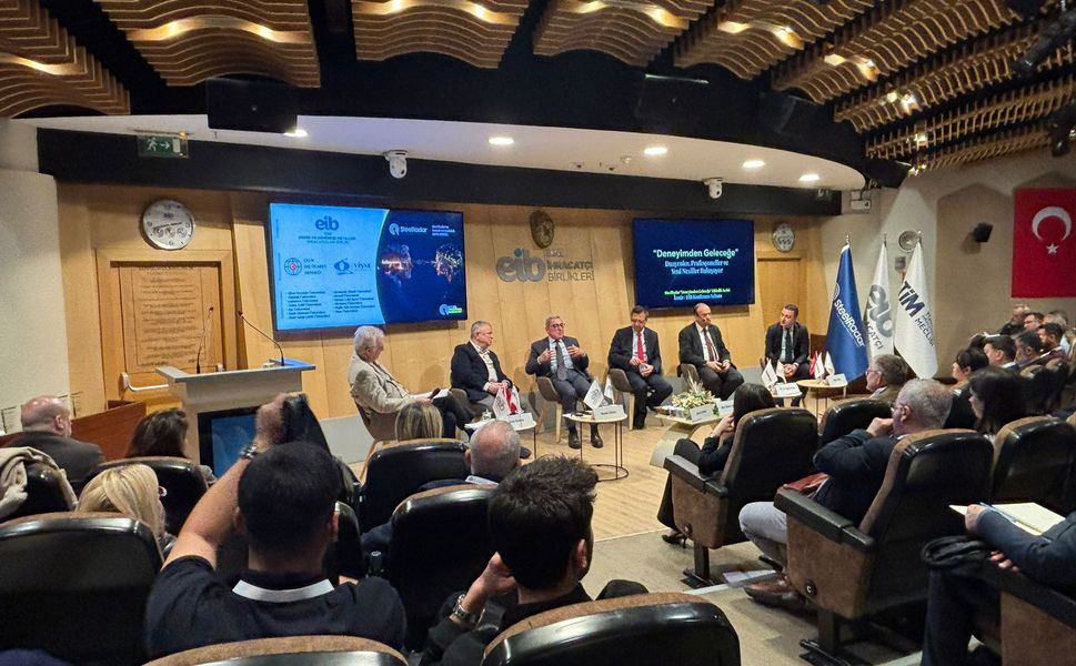 İzmir'de 'Deneyimden Geleceğe’ paneli yoğun katılım ile gerçekleşti