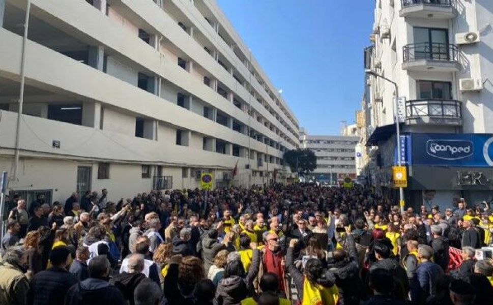 İzmir'de eğitimcilerden şiddete karşı ortak tepki: Kutuplaştırıcı dil hedef haline getirdi