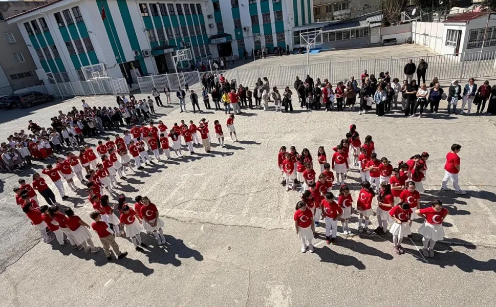 İzmir'de öğrenciler İstiklal Marşı'nı işaret diliyle okudu