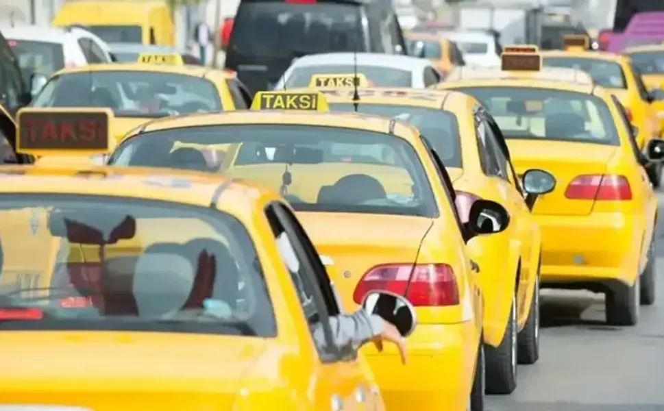 İzmir’de taksiye binmek artık daha pahalı: Yeni tarifeler açıklandı