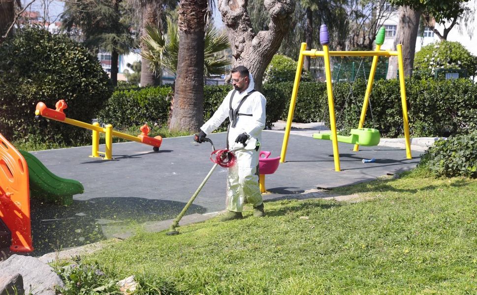 Konak Belediyesi parkları temizleyerek bayrama hazır hale getirdi