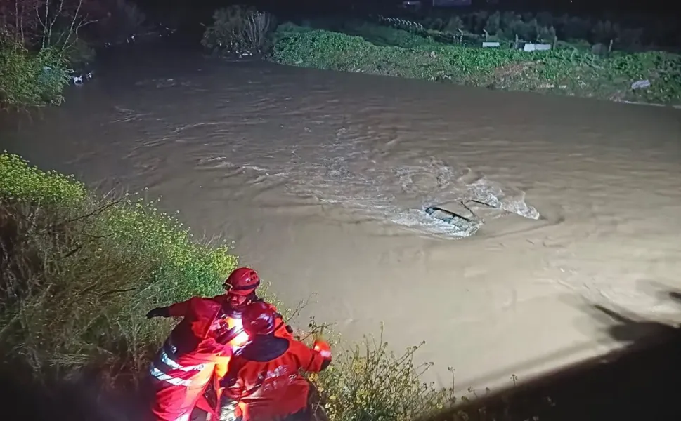 Menderes’te dereye uçan araçta mahsur kalan vatandaş kurtarıldı