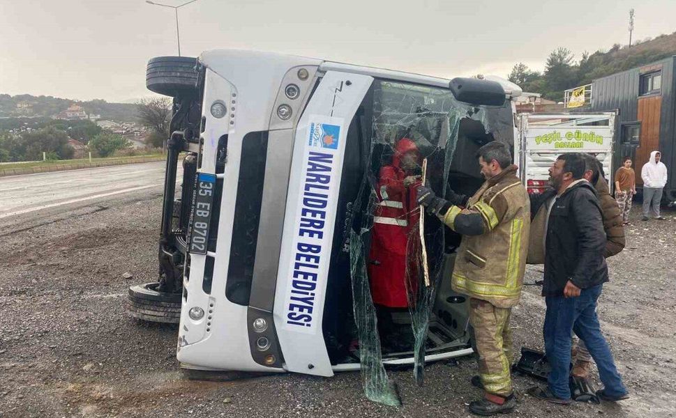 İzmir'de sporcuları taşıyan midibüs devrildi, 4 kişi yaralandı