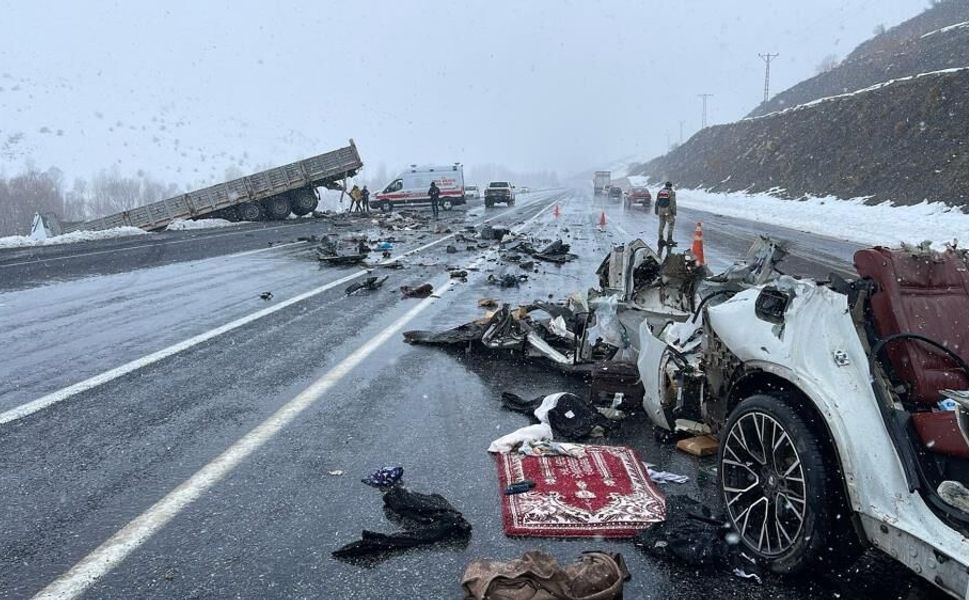 Tır ile otomobil çarpıştı, ortalık savaş alanına döndü: Ölü ve yaralılar var!