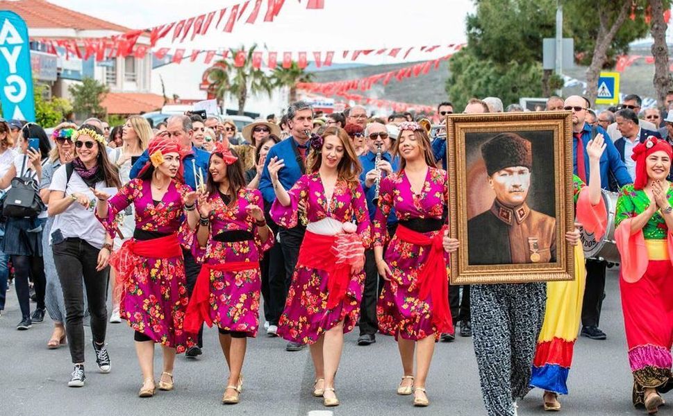Alaçatı Ot Festivali’ndeki halk konserleri ertelendi