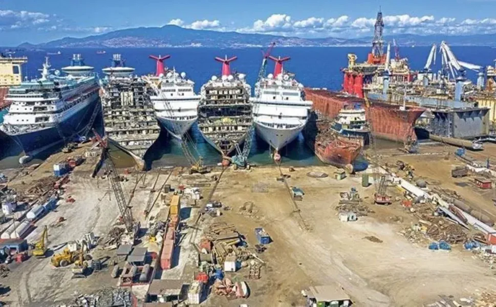 İzmir Aliağa'da gemi söküm tesisinde üzerine parça düşen işçi hayatını kaybetti