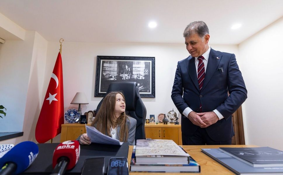 Başkan Tugay'ın koltuğu çocuklara emanet!