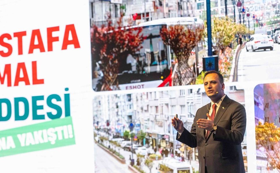 Bornova’da iki yıllık bilanço: Eşki'ye dakikalarca ayakta alkış!