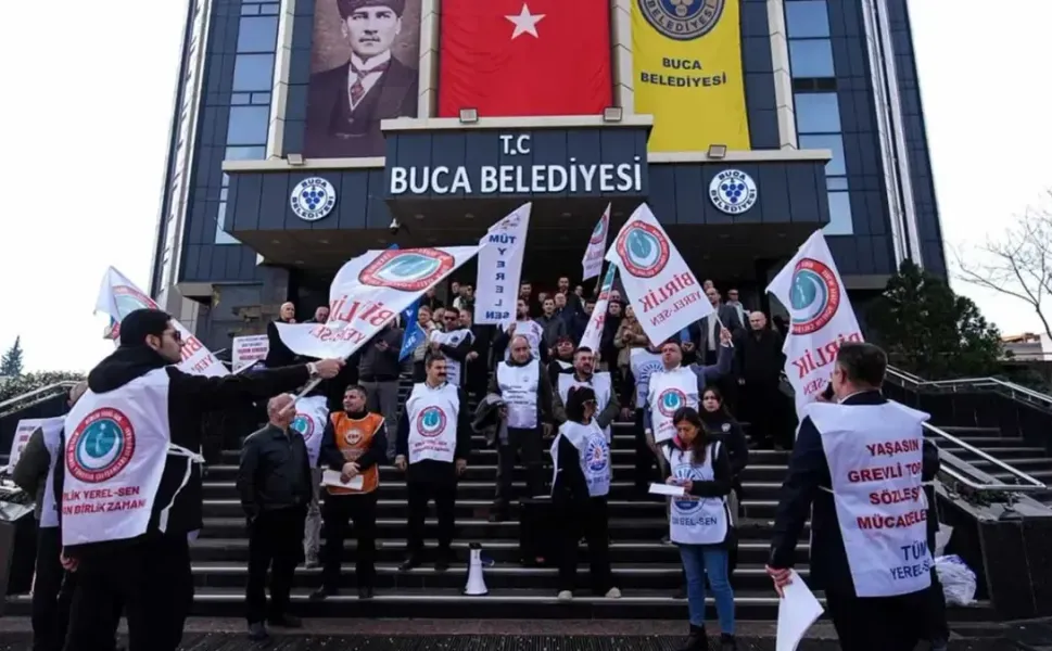 Buca Belediyesi'nde alacakları ödenmeyen memurlar eylemde