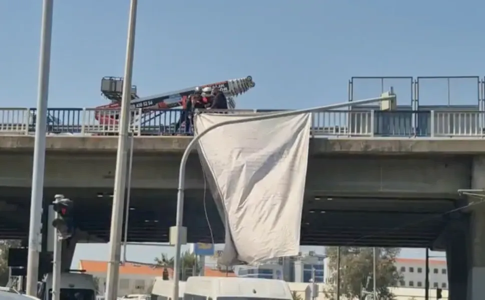 Atatürk imzalı tapu krizi: Üst geçide asılmasına polis müdahalesi